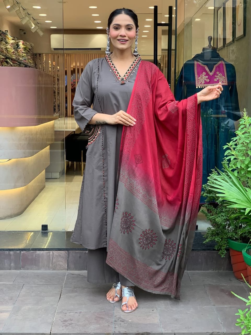 NEW product LUNCHING super hit hai dimand product Beutiful Suit Set (LK03)